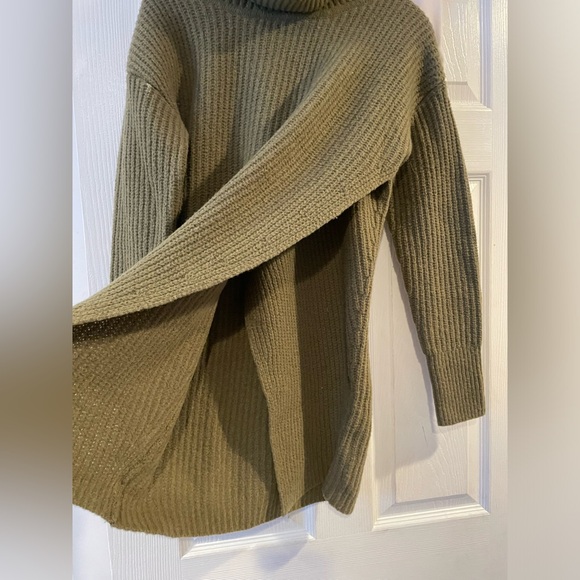 Crossover front turtleneck tunic - Picture 2 of 5